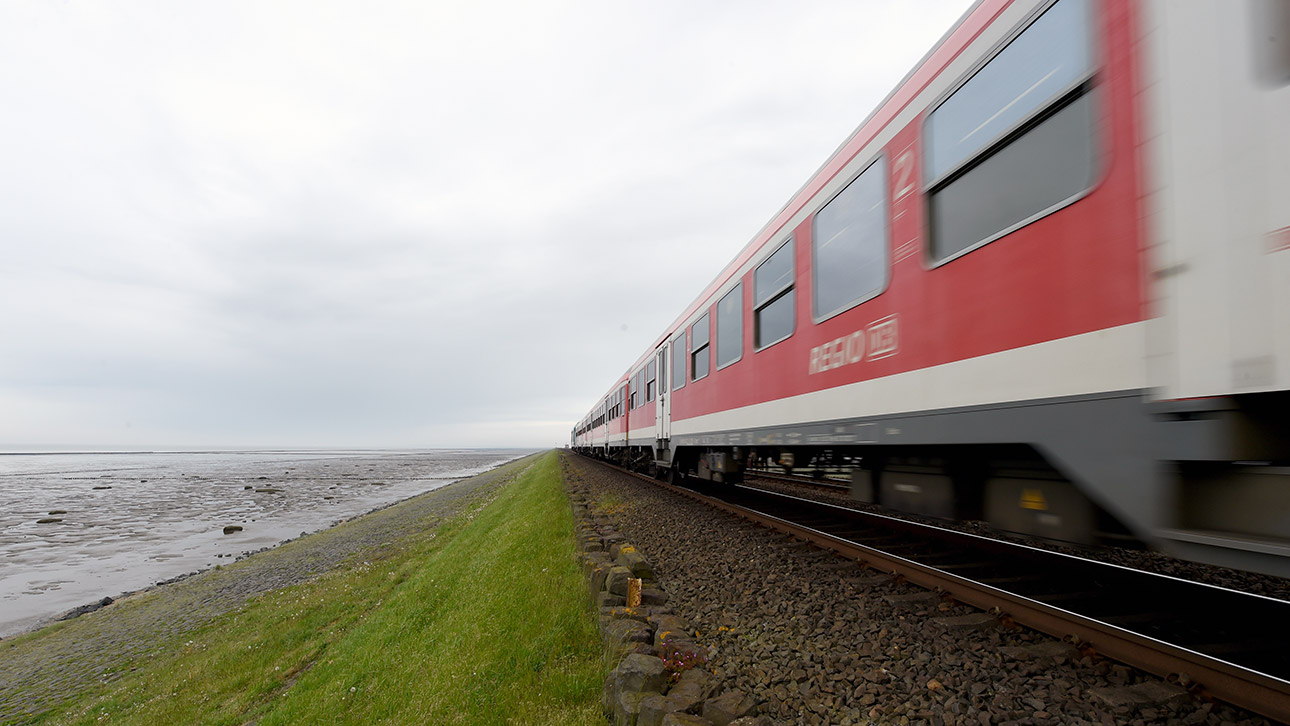 Ein Zug der DB Regio fährt über den Hindenburgdamm zwischen Sylt und Niebüll. Tausende Pendler nutzen täglich die sogenannte Marschbahn, die immer wieder durch Unpünktlichkeit und Zugausfälle von sich Reden macht.