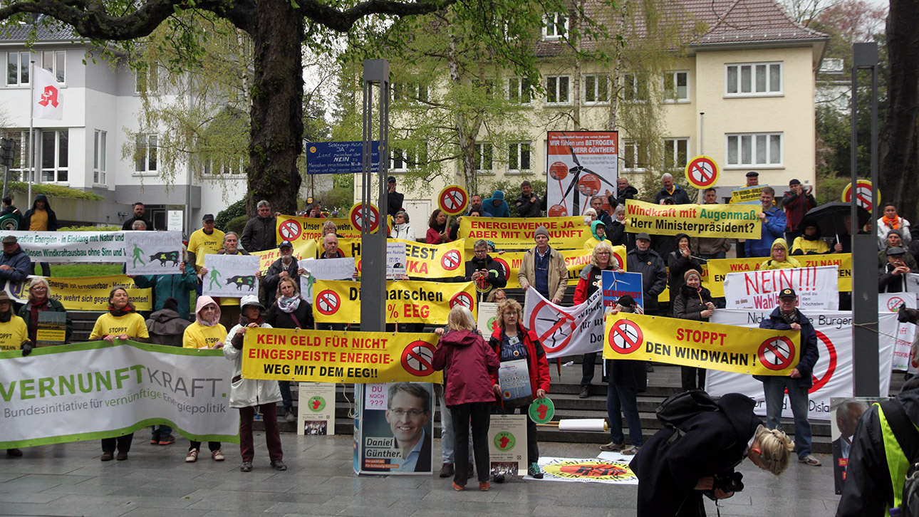 Windkraft-Gegner protestieren vor dem Landtag.