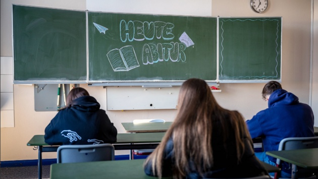 "Heute Abitur" steht auf einer Tafel im Klassenzimmer eines Gymnasiums