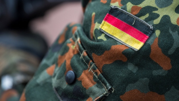 Die Fahne von Deutschland ist auf dem Uniform eines Soldaten aufgenäht.