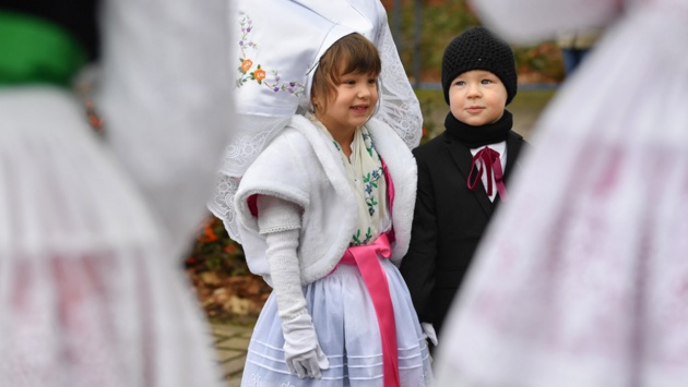 Zwei Kinder in sorbischer Tracht