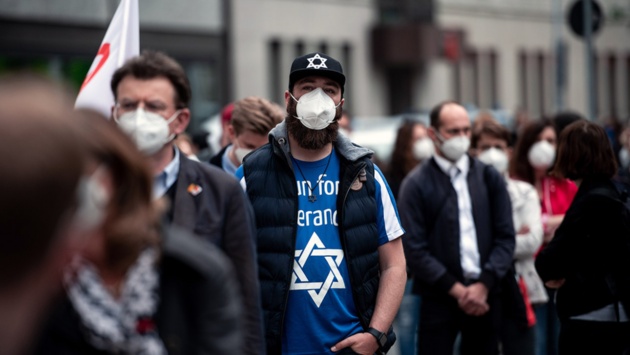 Ein Mann trägt bei einer Solidaritätskundgebung ein Shirt mit dem Davidstern.