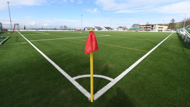 Ein Eckefahne steht auf dem leeren Fußballplatz.