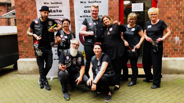 Das Team der Barbers Angels schnitt Wohnungslosen die Haare