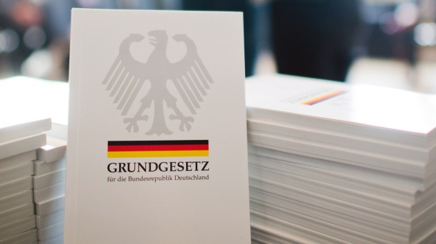 Das Grundgesetz der Bundesrepublik Deutschland liegt einzel und in Stapeln auf einem Tisch aus.