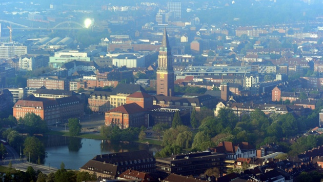 Kielaufnahme der Kieler Innenstadt mit Rathaus