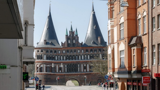 Blick auf das Holstentor in Lübeck