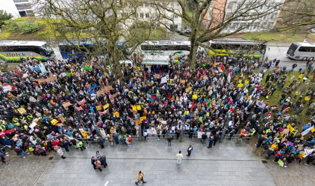 Mehrere hundert Eltern, Erzieher und Kita-Träger demonstrieren wenige Stunden vor der Debatte gegen die Auswirkungen des neuen Kita-Gesetzes vor dem Landtag.