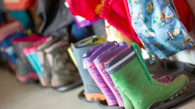 Gummistiefel für Kinder in der Garderobe einer Kindertagesstätte.