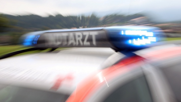 Das Schild „Notarzt“  auf einem Rettungsdienstfahrzeug im Einsatz