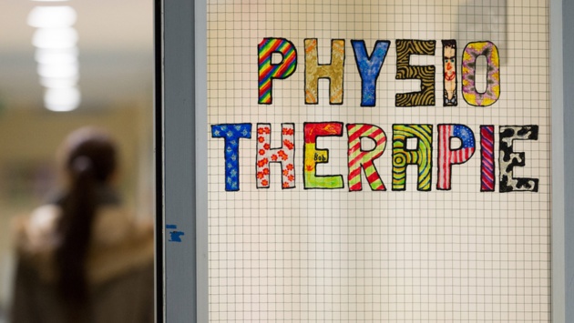 „Physiotherapie“ steht an einer Glasscheibe in einem Kinderkrankenhaus.