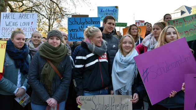 Angehende Therapeuten demonstrieren vor dem Landeshaus gegen Schulgebühren.