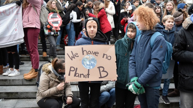 Mehrere hundert Schüler demonstrieren im Dezember vor dem Landeshaus für den Klimaschutz.