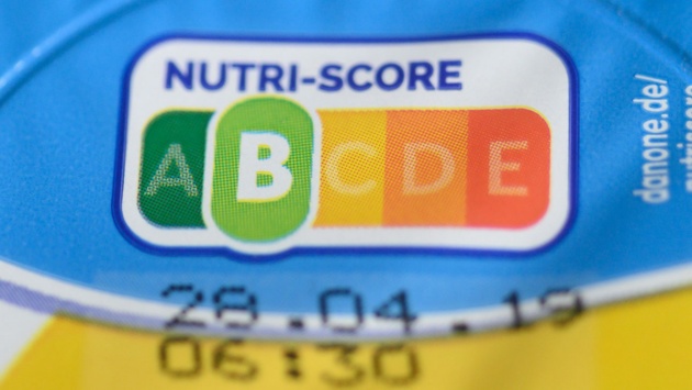 Auf einer Packung Joghurt ist der sogenannte «Nutri-Score» zu sehen.