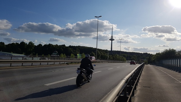 Ein Motorrad fährt auf der Bundesstraße 76 in Kiel