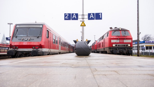 Zwei Züge halten auf einem Bahnhof auf Sylt.