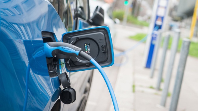 Ein Elektroauto tankt Strom an einer Stromtankstelle.