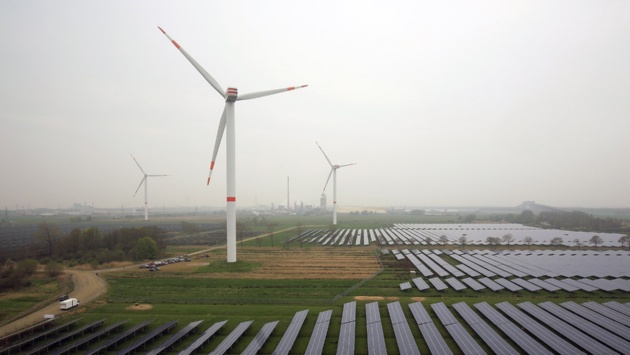 Blick auf eine Solaranlage und Windräder in Büttel (Kreis Steinburg).