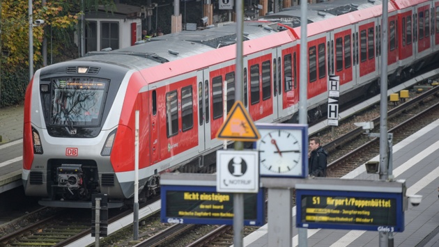 Eine S-Bahn steht an einem Bahnhof in Hamburg.