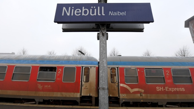 Ein Zug steht am Bahnhof von Niebüll.