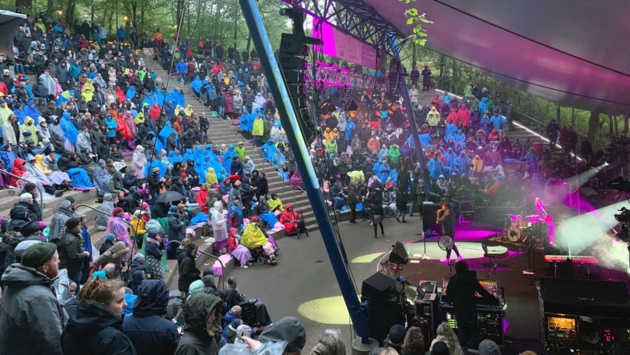 2000 Besucher lauschen an der Krusenkoppel in Kiel verschiedenen Musikern.