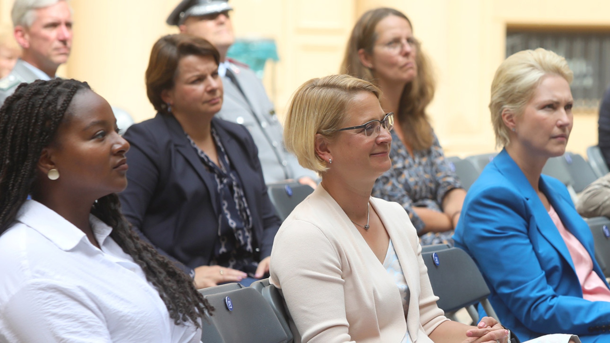 Landtagsvizepräsidentin Aminata Touré (links) und die Präsidentin des Schweriner Landtages, Birgit Hesse (Mitte), sitzen im Publikum bei der Festveranstaltung zum 60. Jahrestag des Mauerbaus.