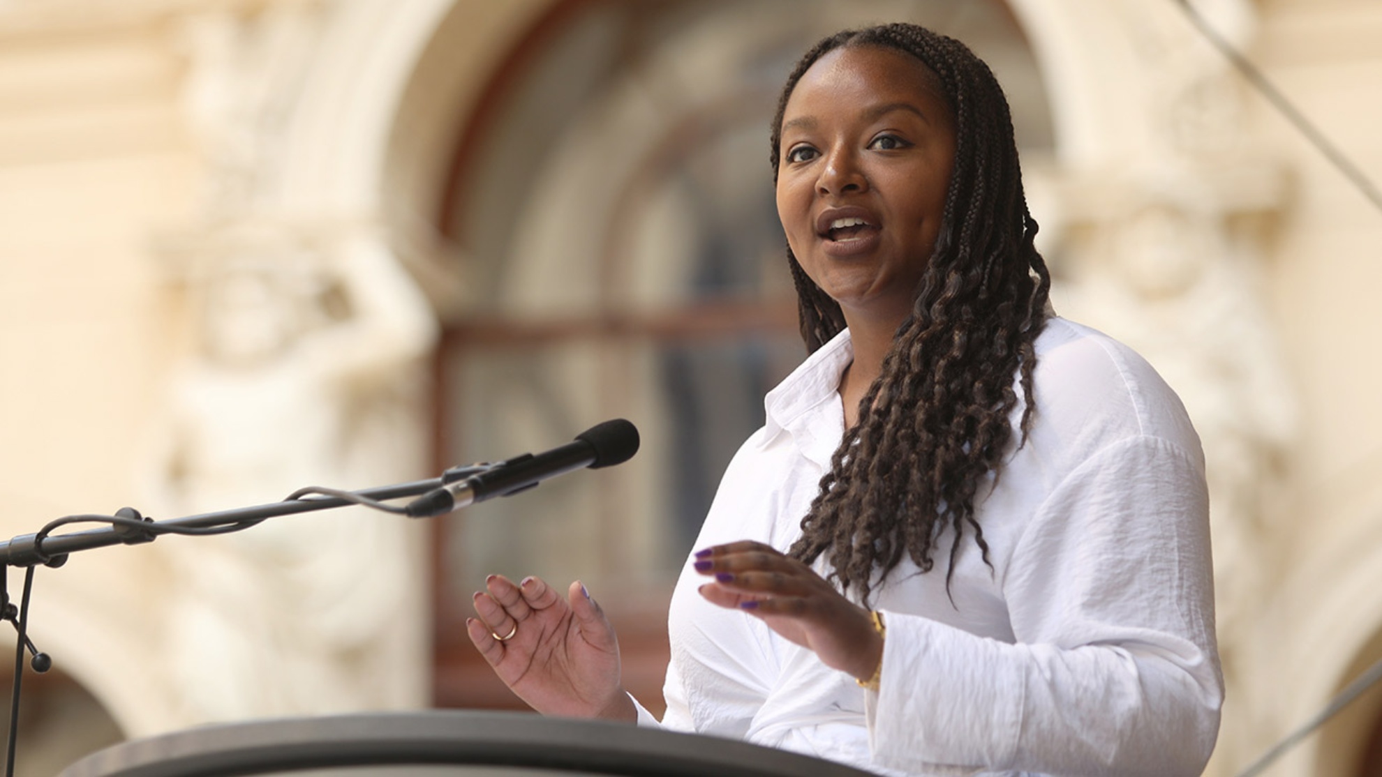 Landtagsvizepräsidentin Aminata Touré spricht im Schweriner Landtag zum 60. Jahrestag des Mauerbaus.