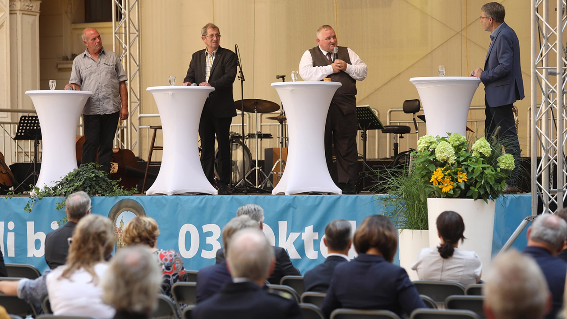 Zeitzeugen sprechen auf der Bühne bei der Festveranstaltung zu 60 Jahren Mauerbau.